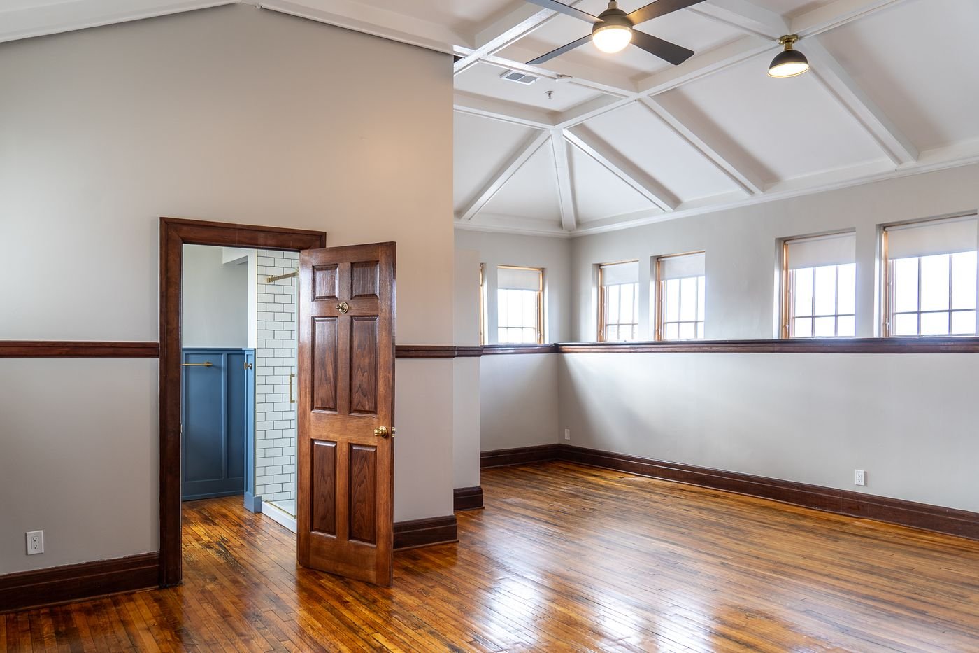 Penthouse with vaulted ceiling